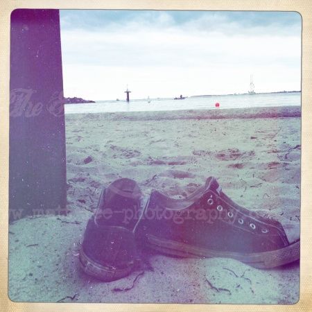 Die Schuhe am Strand